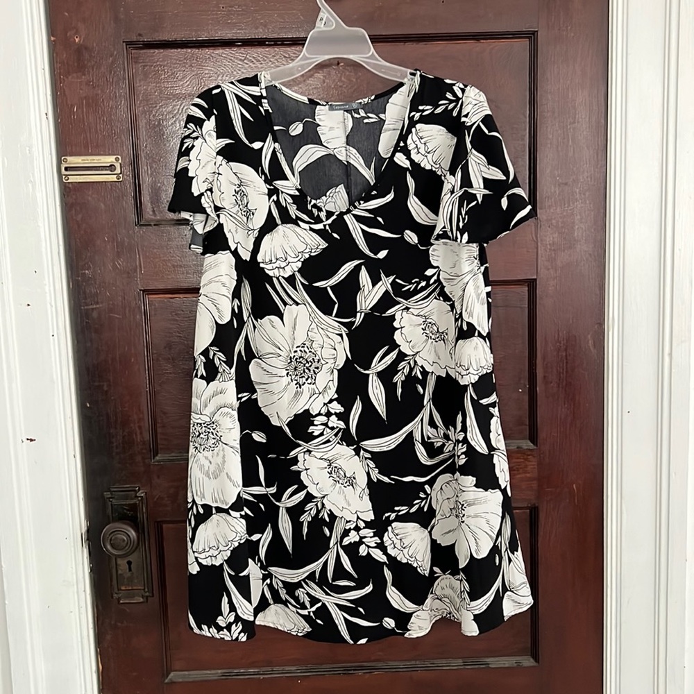 Dress with white floral pattern, knee length. Brand: Soprano. Size: medium